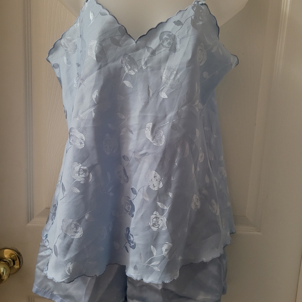 Satiny soft 2 piece sleepset.